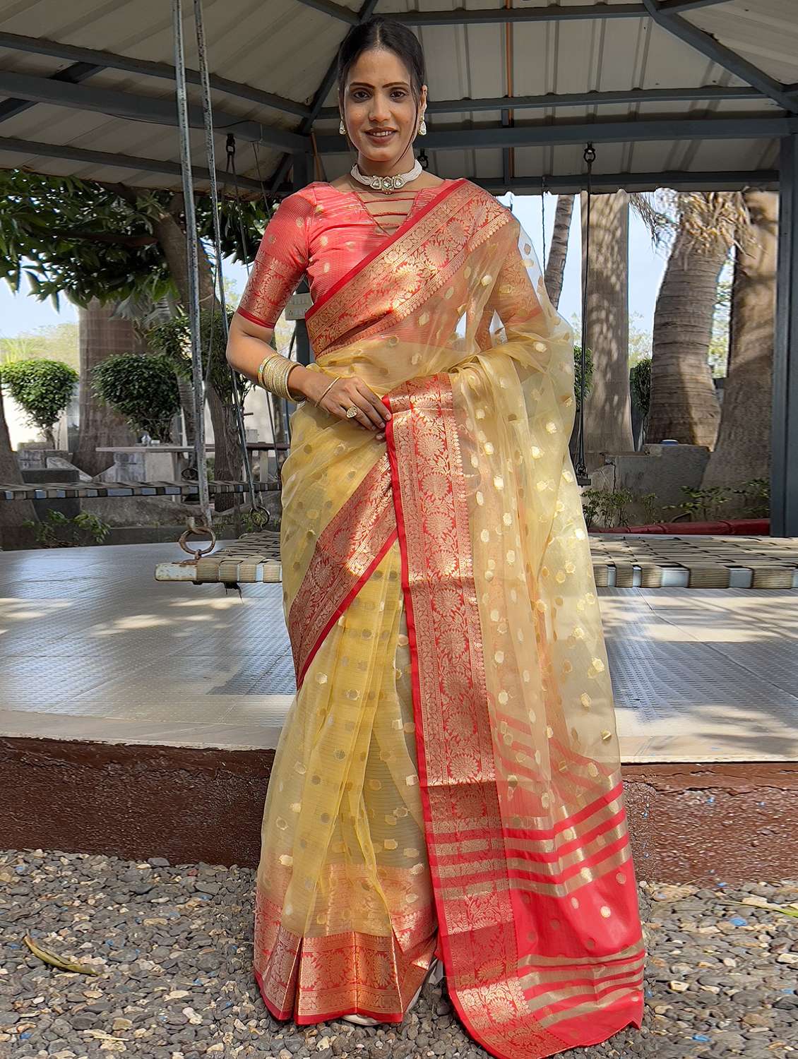 women self design bordered saree with blouse
