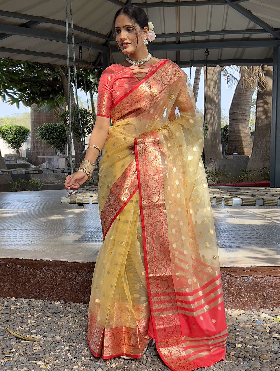 women self design bordered saree with blouse - 22041613 - Standard Image - 1