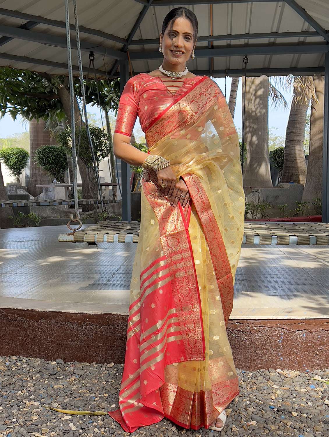 women self design bordered saree with blouse - 22041613 - Standard Image - 4