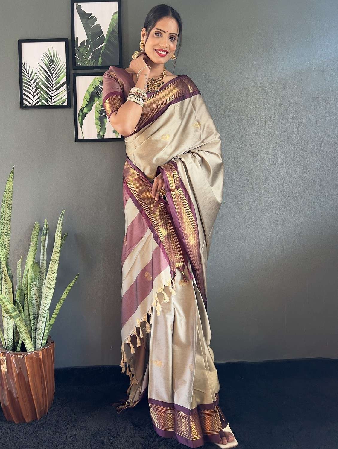 women self design bordered saree with blouse - 22041614 -  Standard Image - 1
