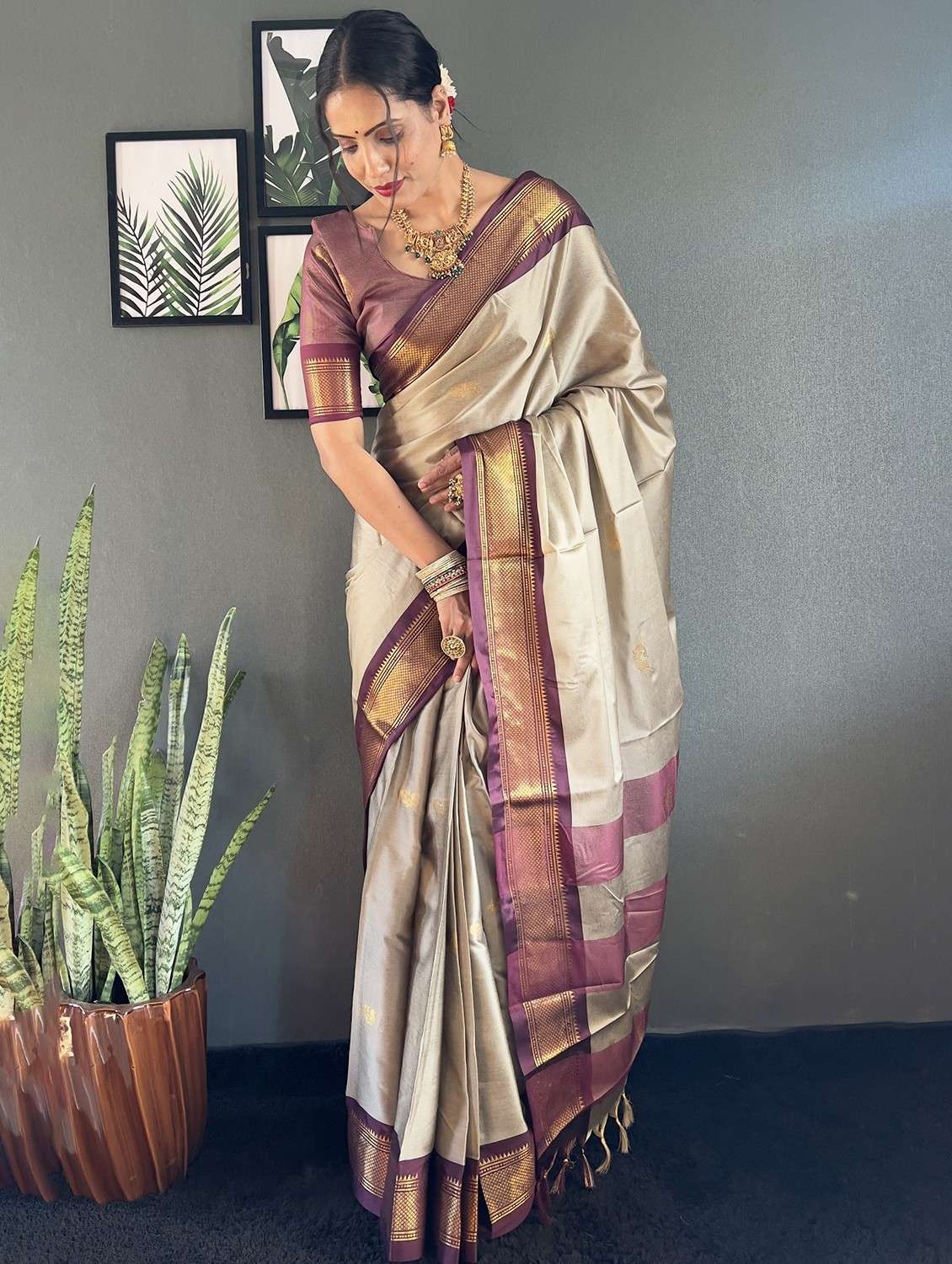 women self design bordered saree with blouse - 22041614 - Standard Image - 4