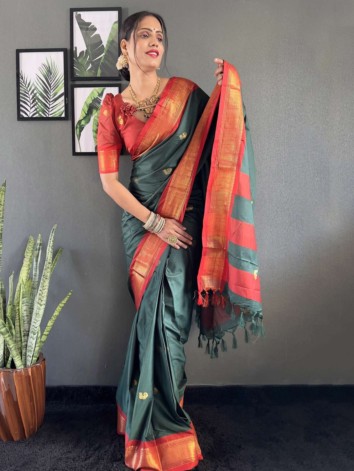 women self design bordered saree with blouse - 22041615 -  Standard Image - 1