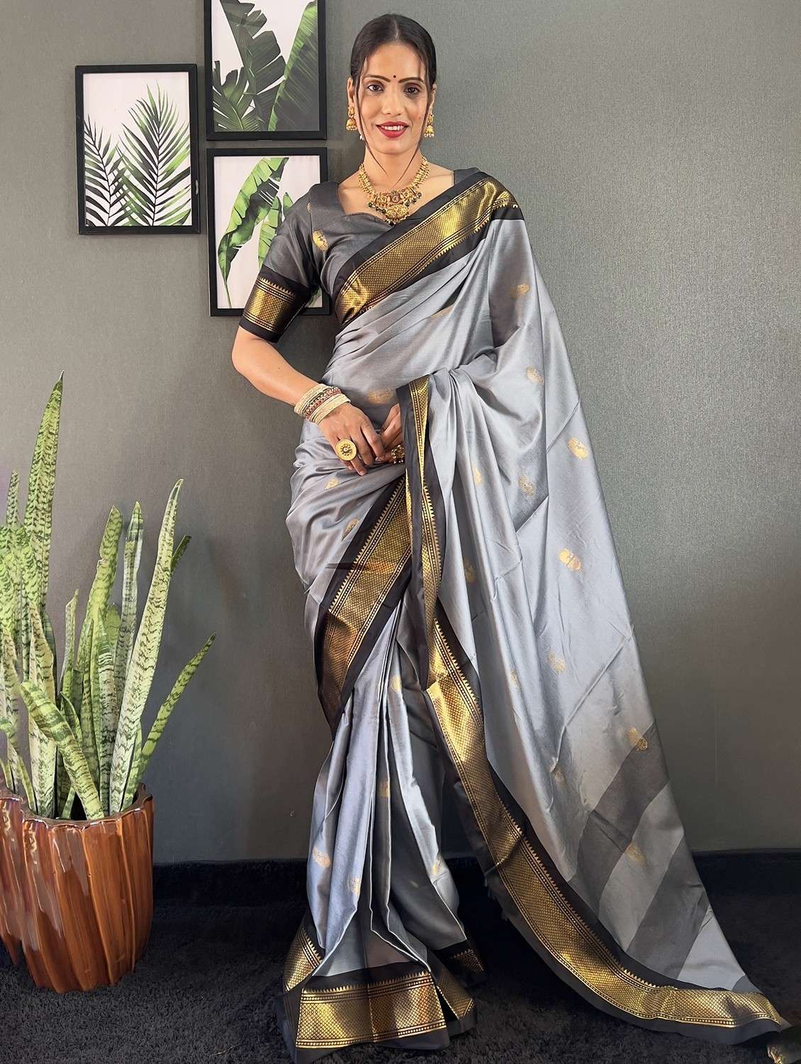 women self design bordered saree with blouse - 22041616 -  Standard Image - 1