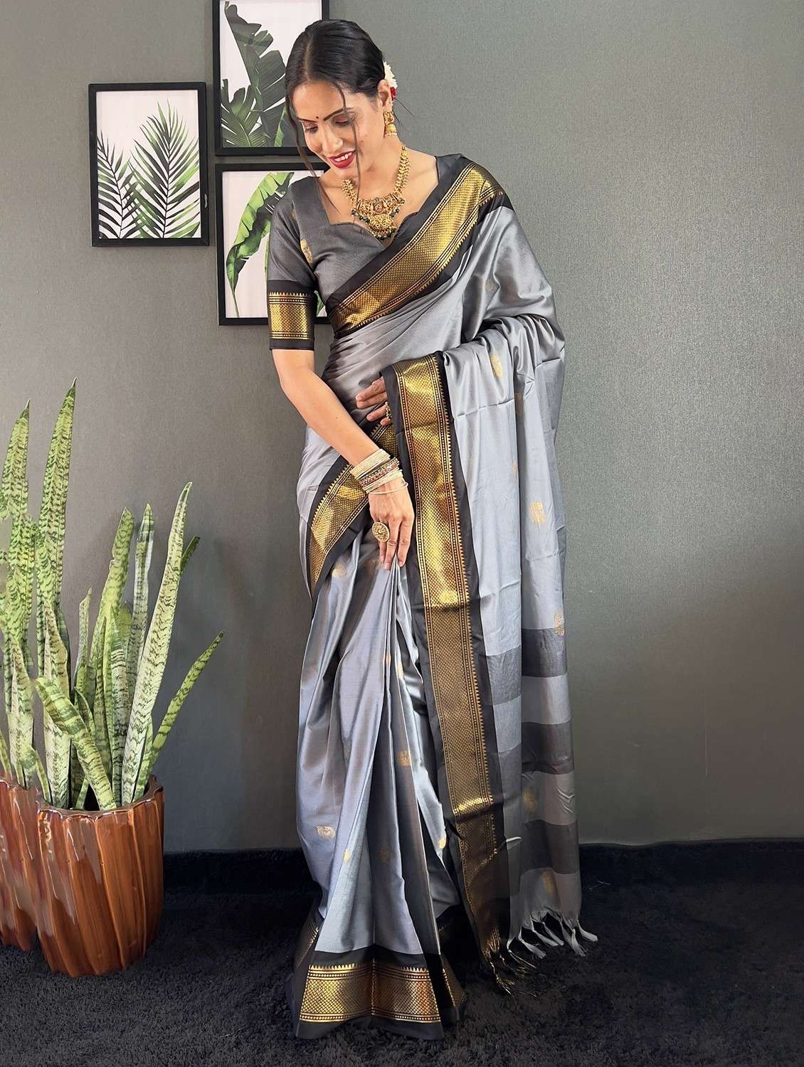 women self design bordered saree with blouse - 22041616 -  Standard Image - 4
