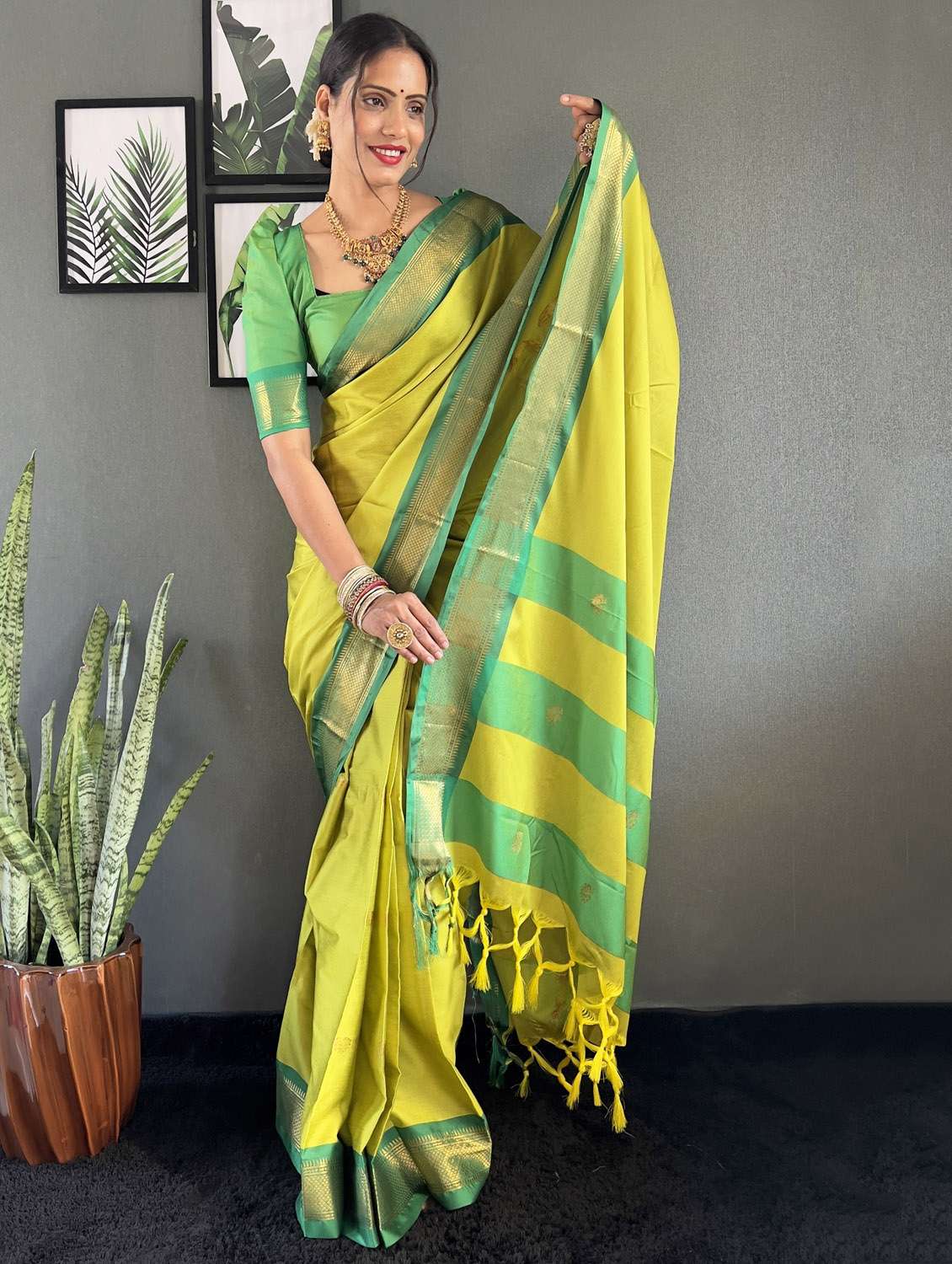 women self design bordered saree with blouse - 22041617 - Standard Image - 1