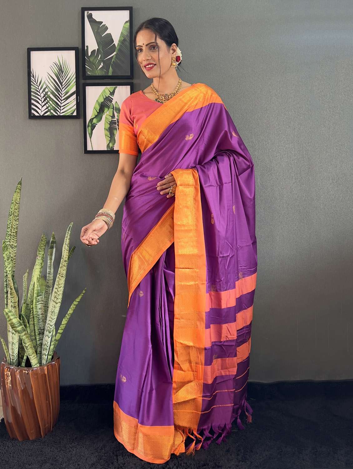 women self design bordered saree with blouse - 22041619 - Standard Image - 1