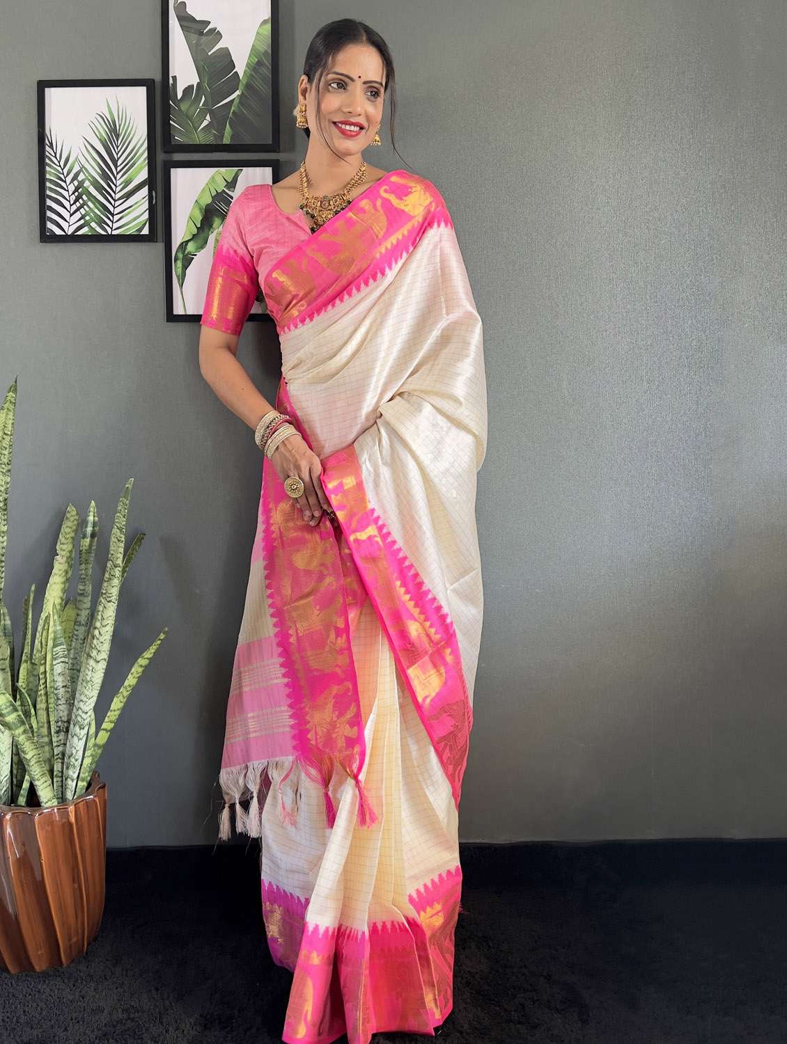 women checkered bordered saree with blouse - 22041630 - Standard Image - 1