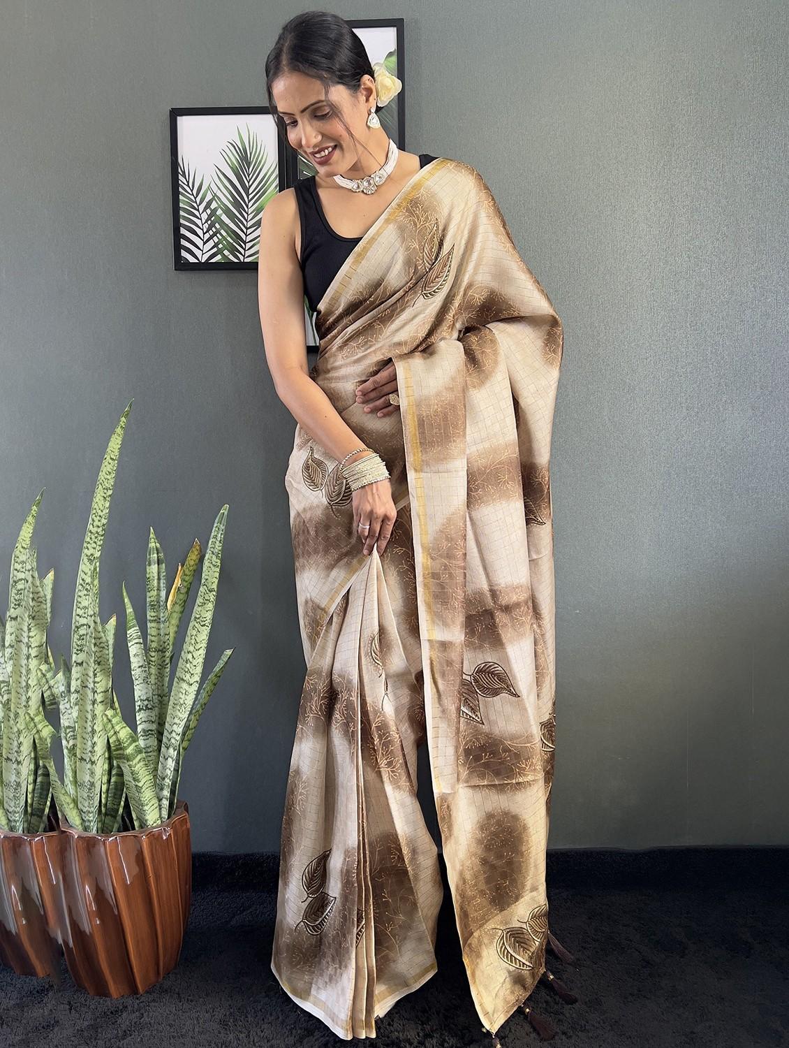 women printed casual wear saree with blouse - 22041638 - Standard Image - 4