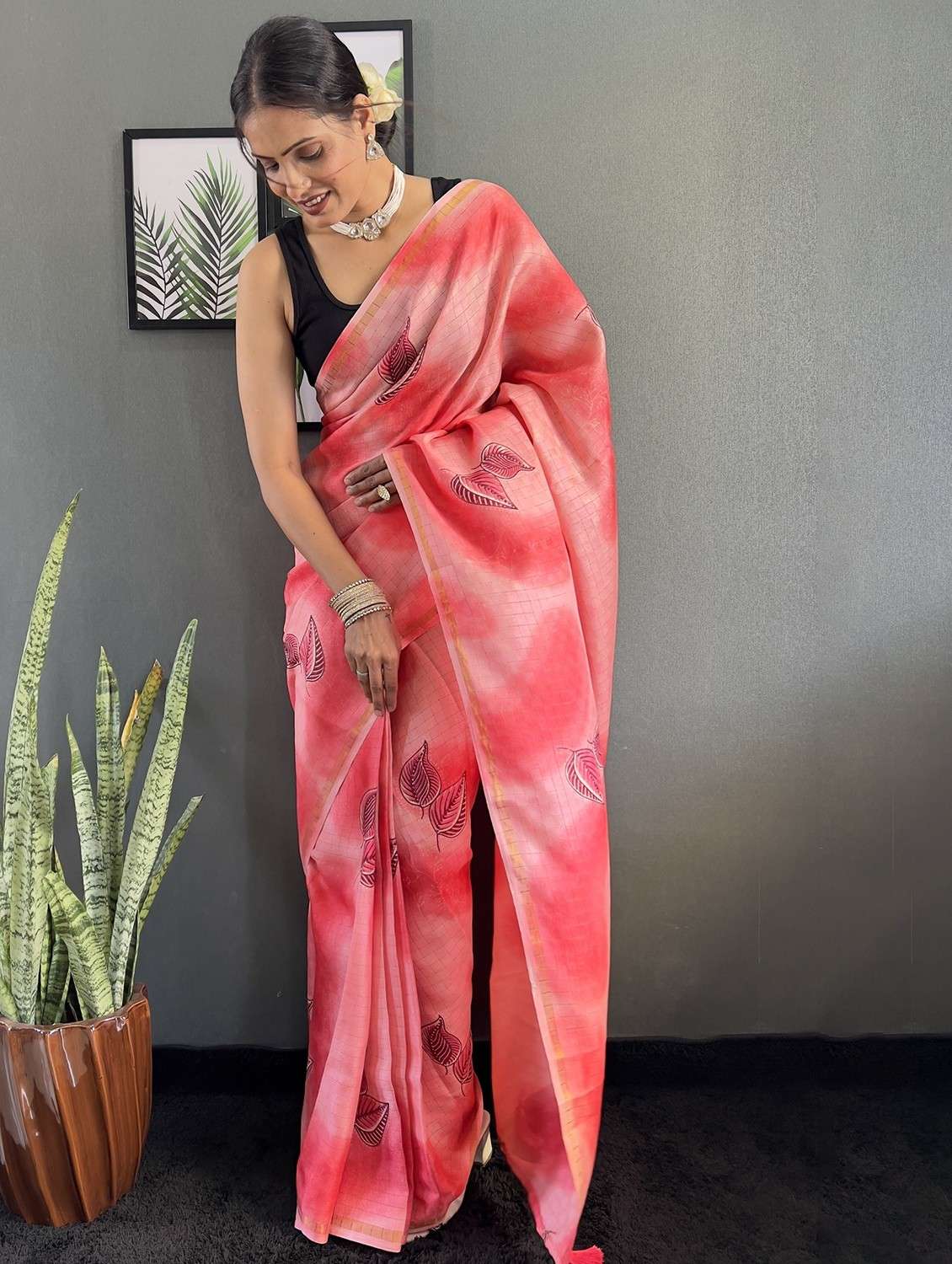 women printed casual wear saree with blouse - 22041640 - Standard Image - 4
