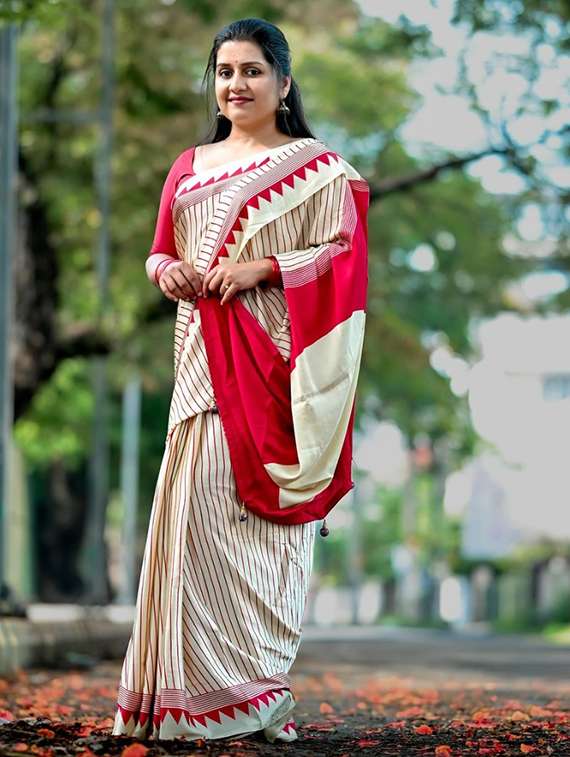 women striped printed saree with blouse - 22041704 - Standard Image - 1