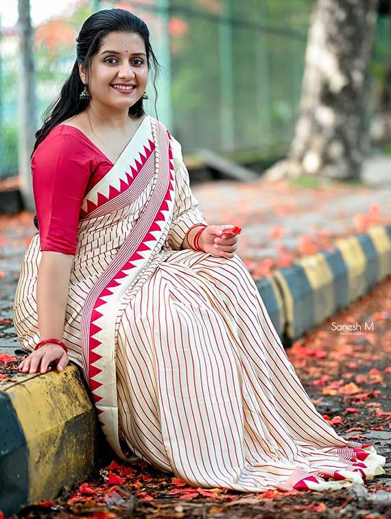 women striped printed saree with blouse - 22041704 - Standard Image - 4