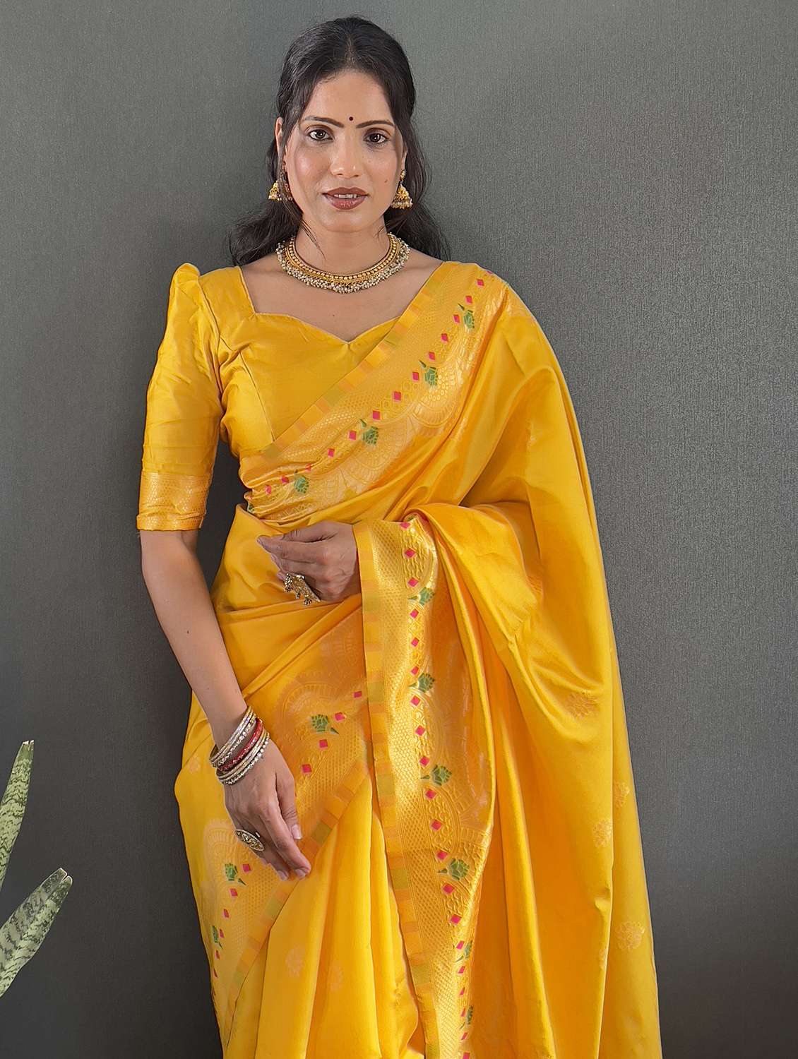 women self design banarasi saree with blouse - 22041756 - Standard Image - 4