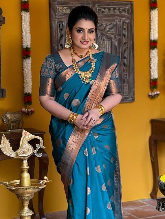 women self design banarasi saree with blouse - 22041778 -  Standard Image - 1