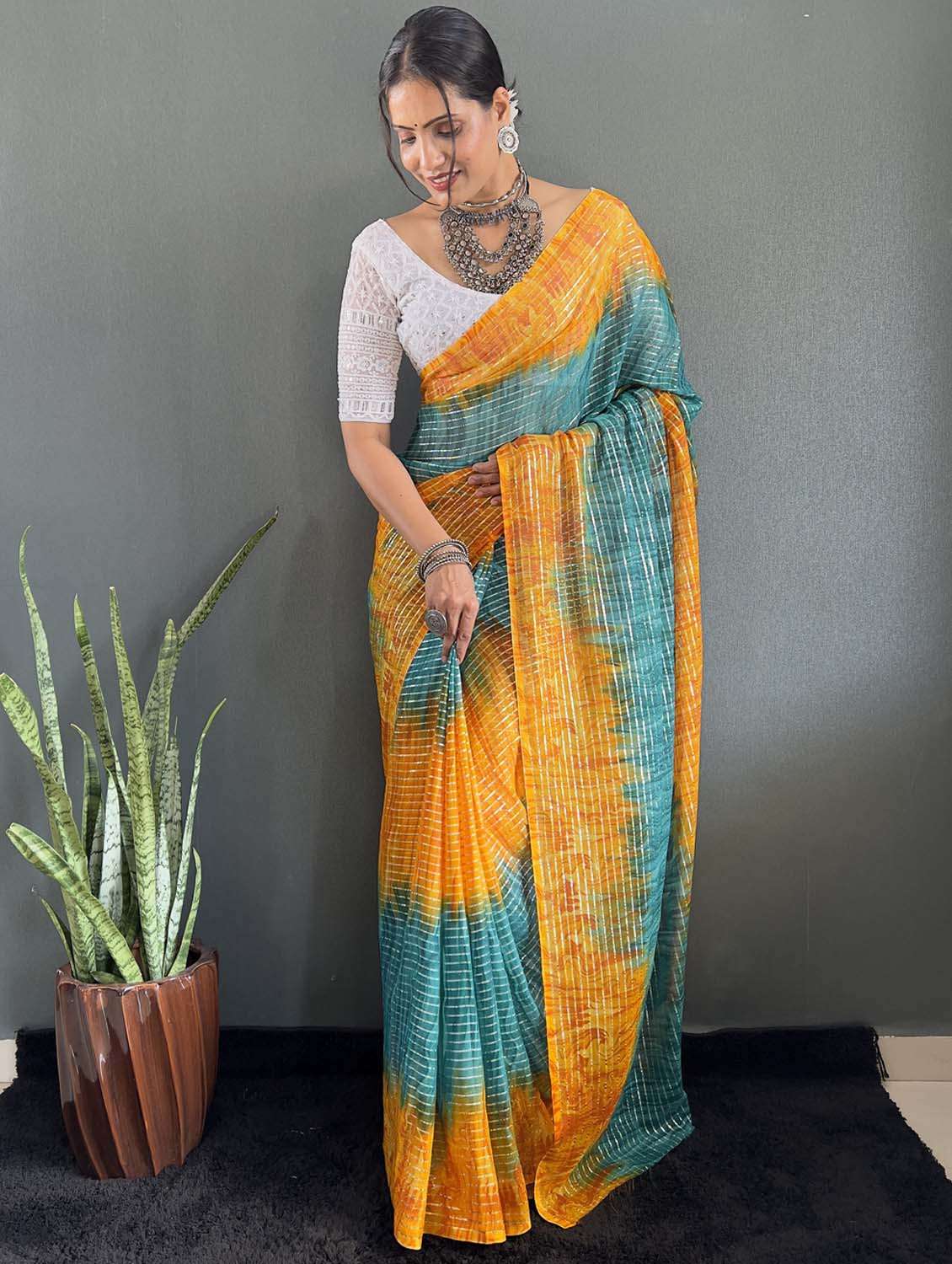 women printed casual wear saree with blouse - 22041794 - Standard Image - 4