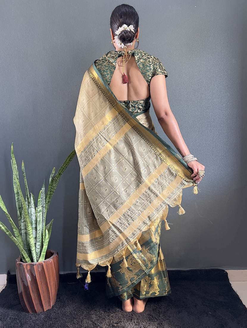 women self design bordered saree with blouse - 22041803 - Standard Image - 4