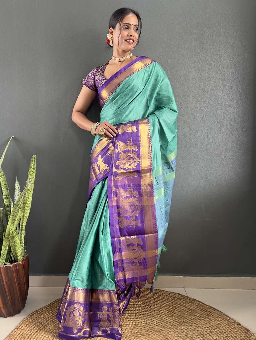 women self design bordered saree with blouse - 22041806 - Standard Image - 1