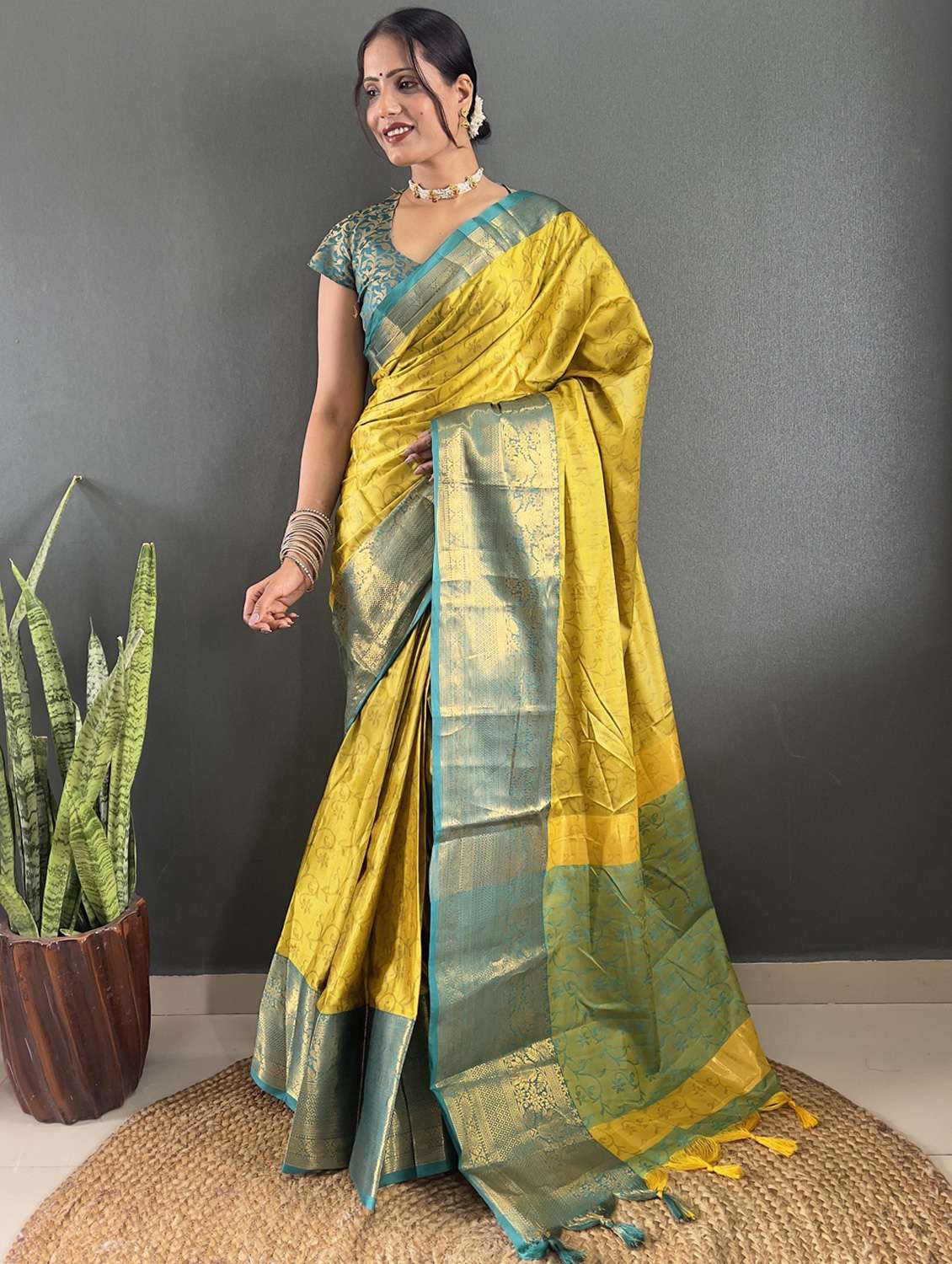 women self design bordered saree with blouse - 22041813 -  Standard Image - 1