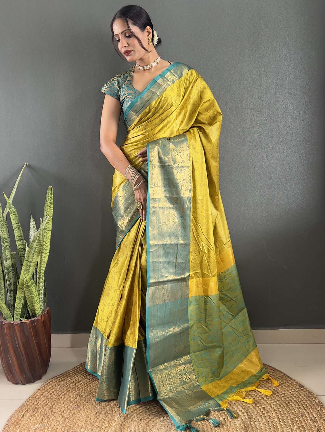 women self design bordered saree with blouse - 22041813 - Standard Image - 4
