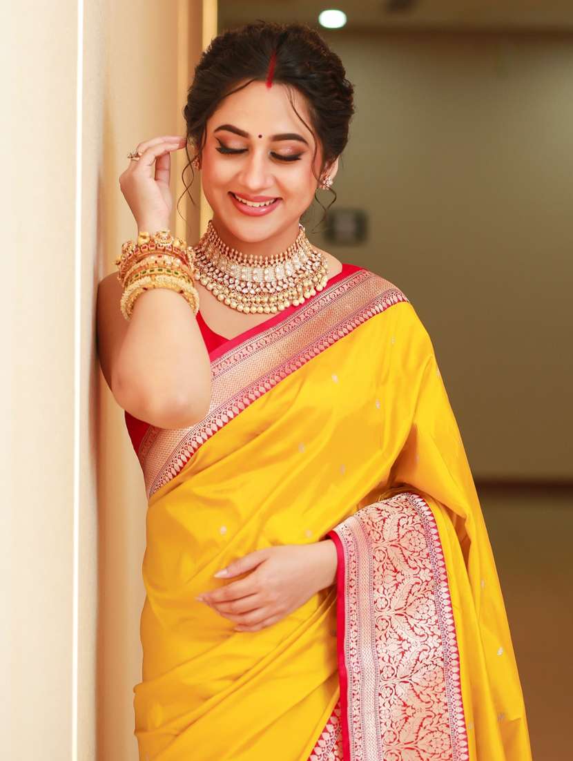 women self design bordered saree with blouse - 22041814 - Standard Image - 4