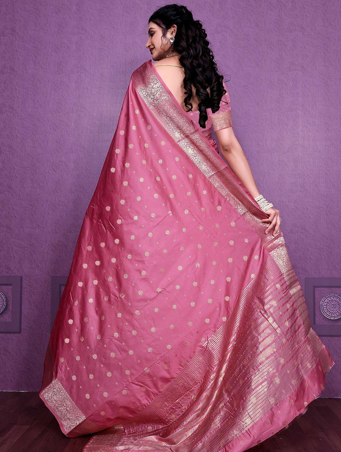 women self design banarasi saree with blouse - 22041830 - Standard Image - 4