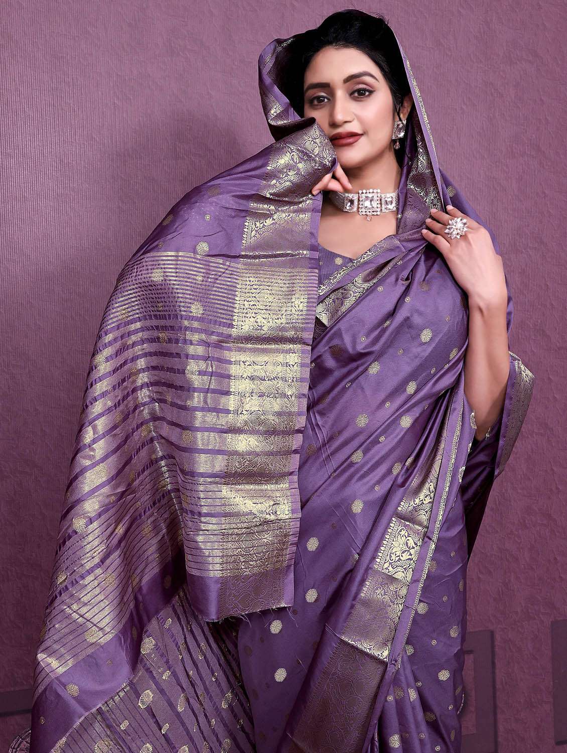 women self design banarasi saree with blouse - 22041831 - Standard Image - 4
