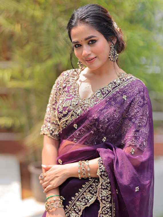 women solid with work embroidered saree with blouse - 22041868 - Standard Image - 4