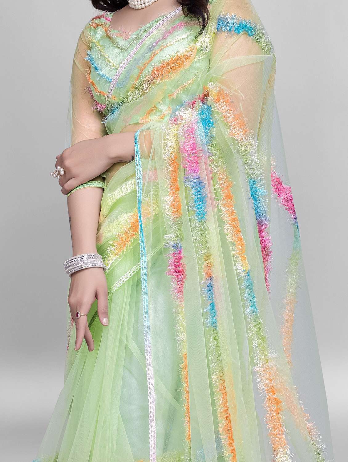 women solid with work embroidered saree with blouse - 22041870 - Standard Image - 4
