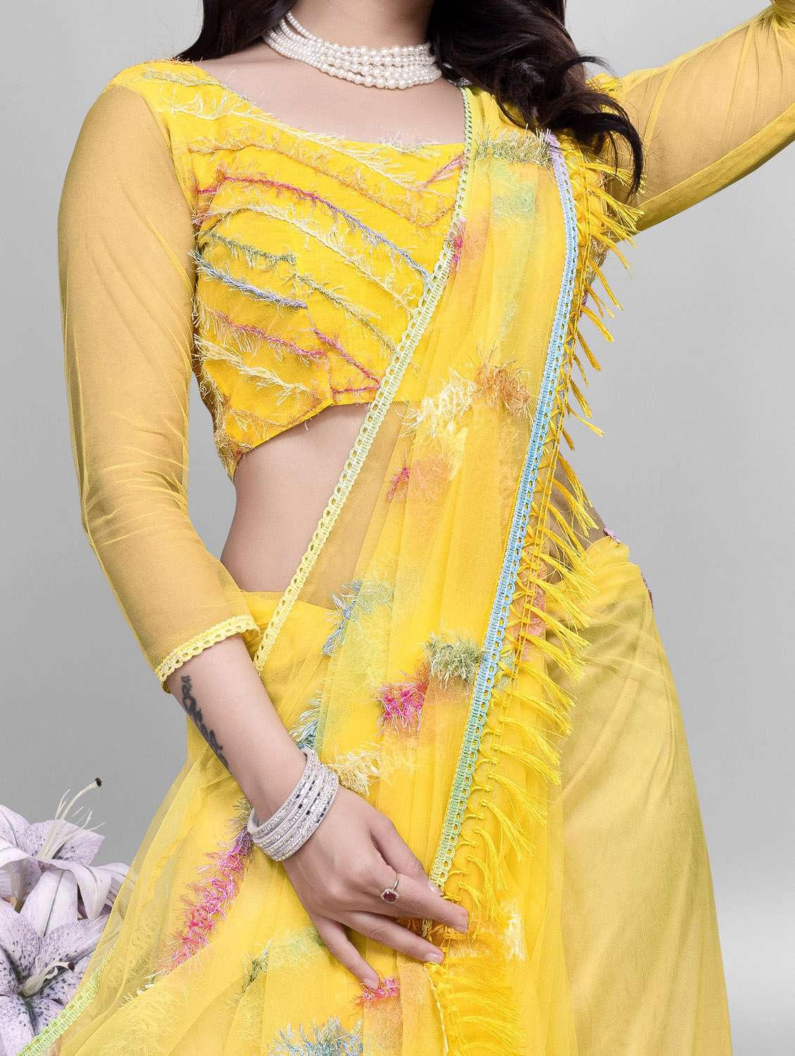 women solid with work embroidered saree with blouse - 22041872 - Standard Image - 4