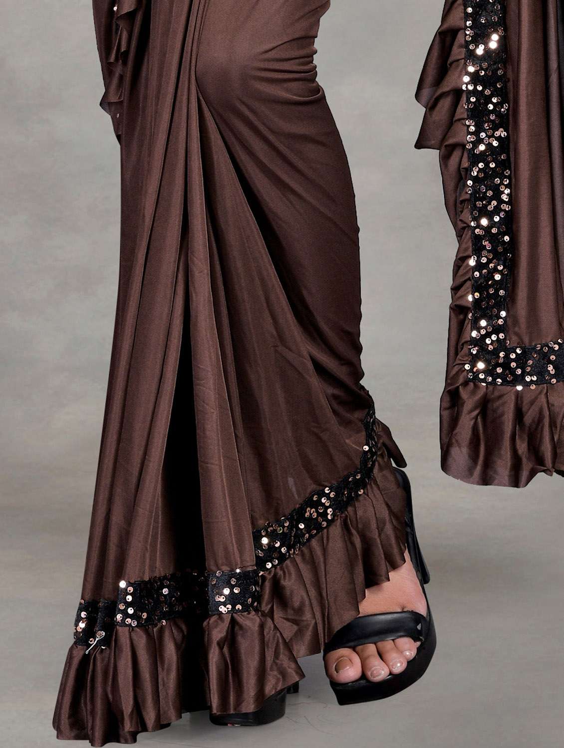 women solid with ruffle bordered saree with blouse - 22041936 - Standard Image - 4