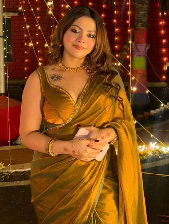 women solid with embellished bordered saree with blouse - 22041966 - Standard Image - 1