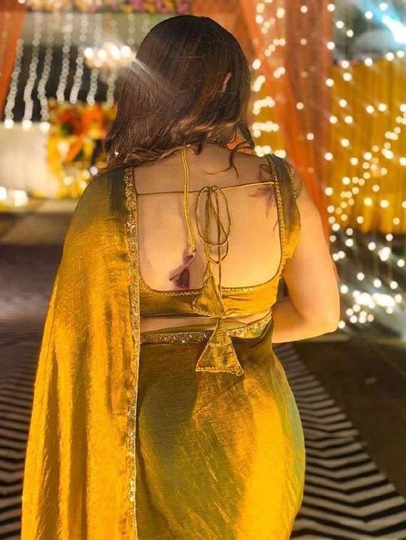 women solid with embellished bordered saree with blouse - 22041966 - Standard Image - 4