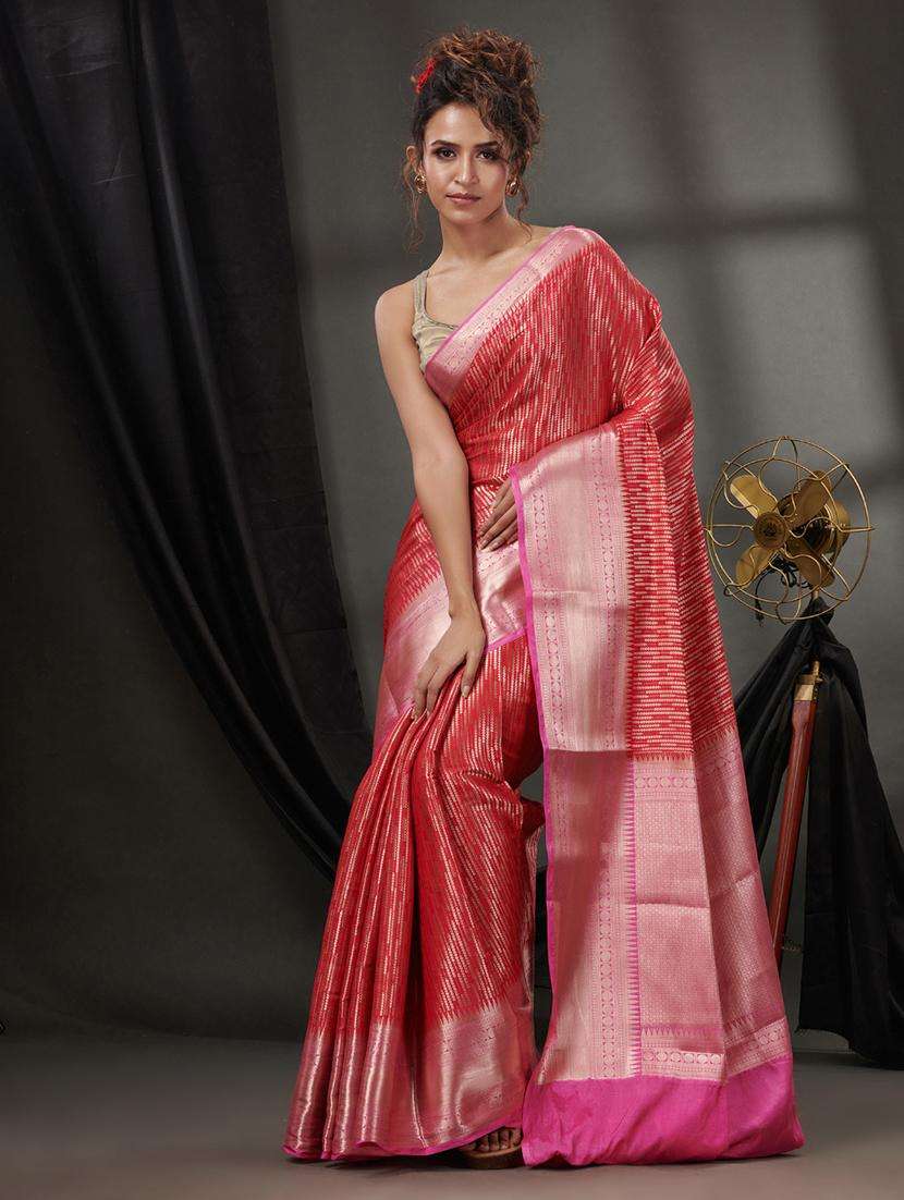 women self design bordered saree with blouse