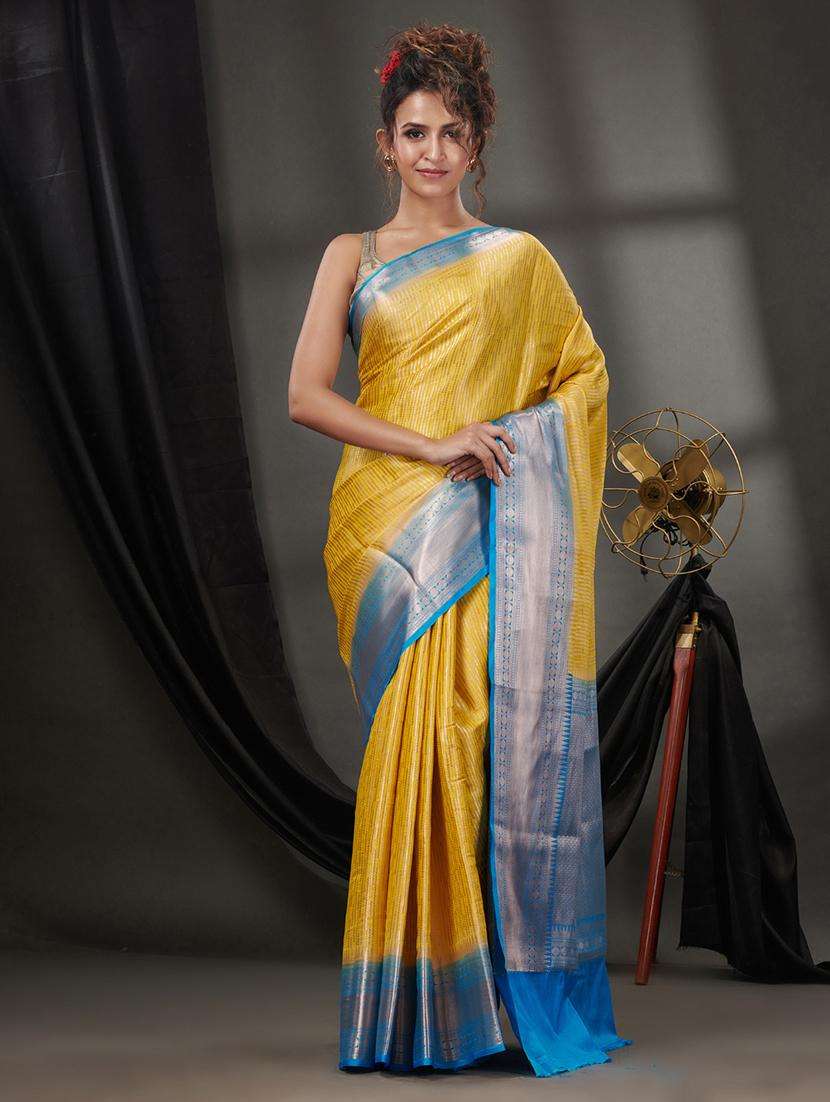 women self design handloom saree with blouse