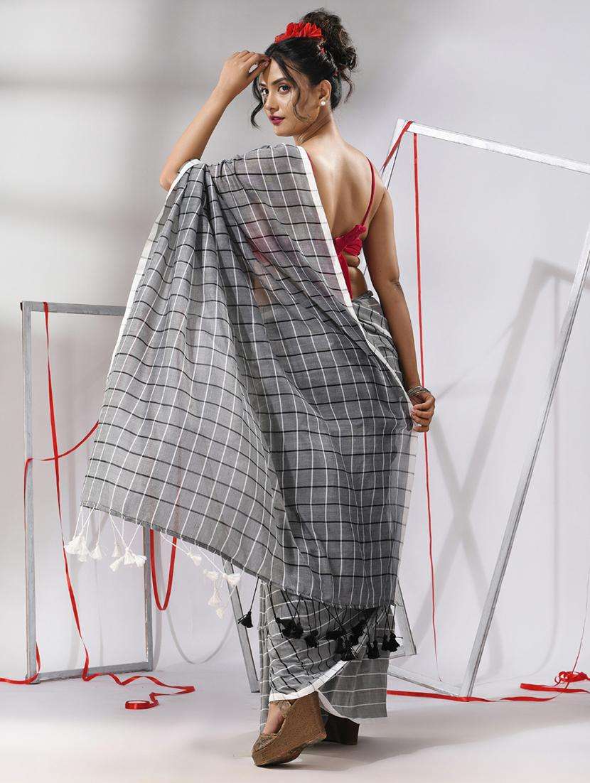 women checkered handloom saree with blouse - 22043230 -  Standard Image - 1