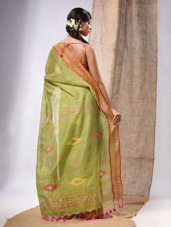 women self design handloom saree with blouse - 22043498 -  Standard Image - 1