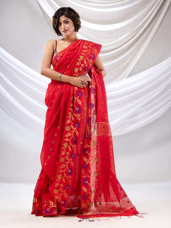 women self design handloom saree with blouse