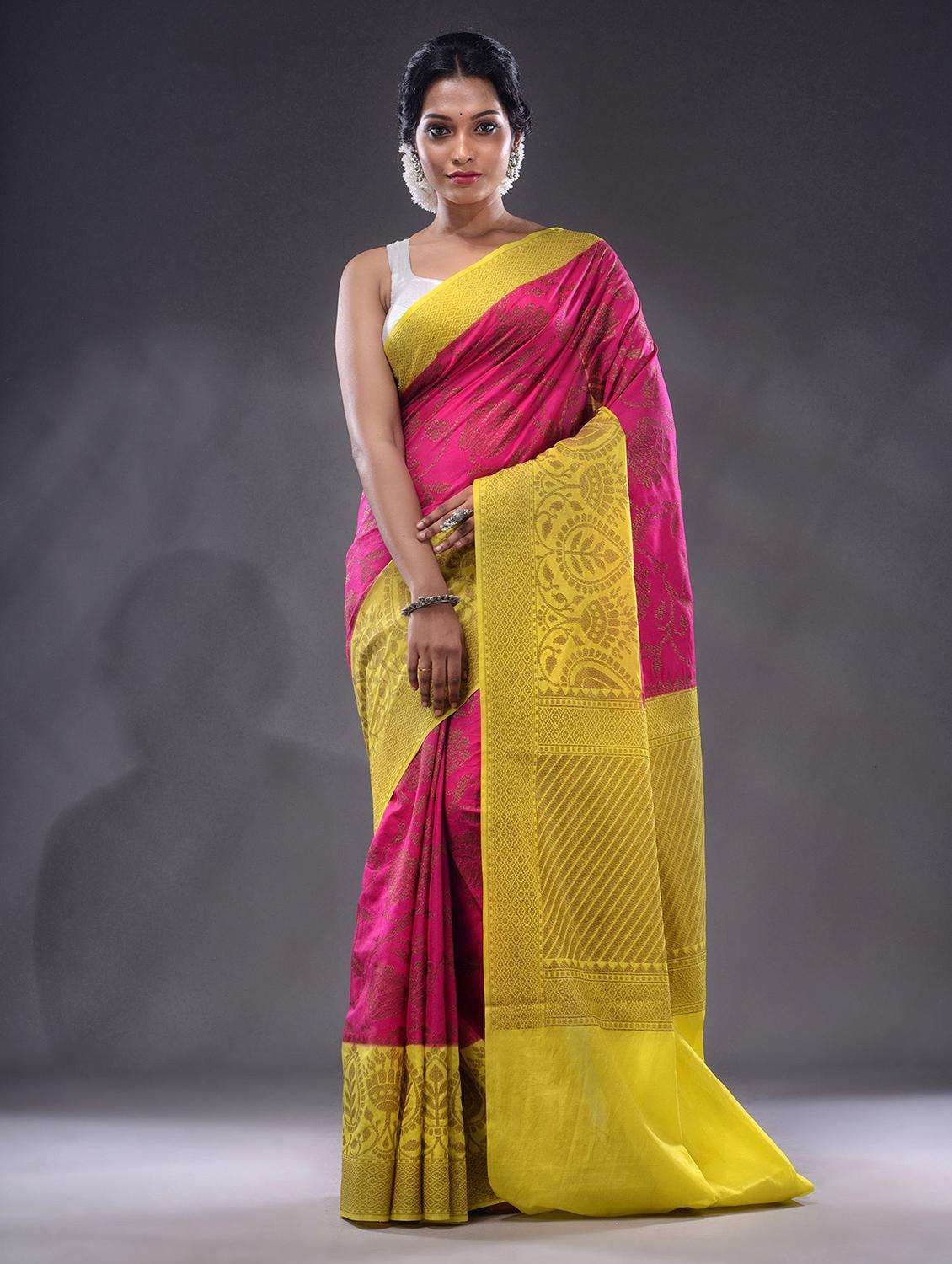 women self design bordered saree with blouse