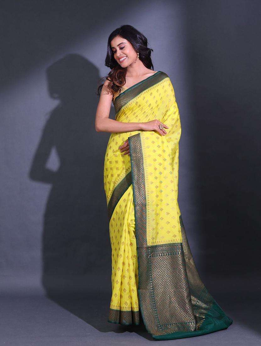 women self design bordered saree with blouse