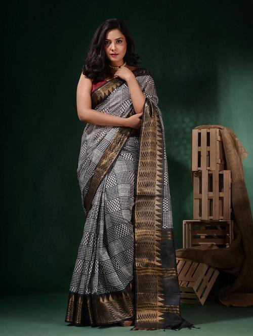 women printed bordered saree with blouse - 22045796 - Standard Image - 0