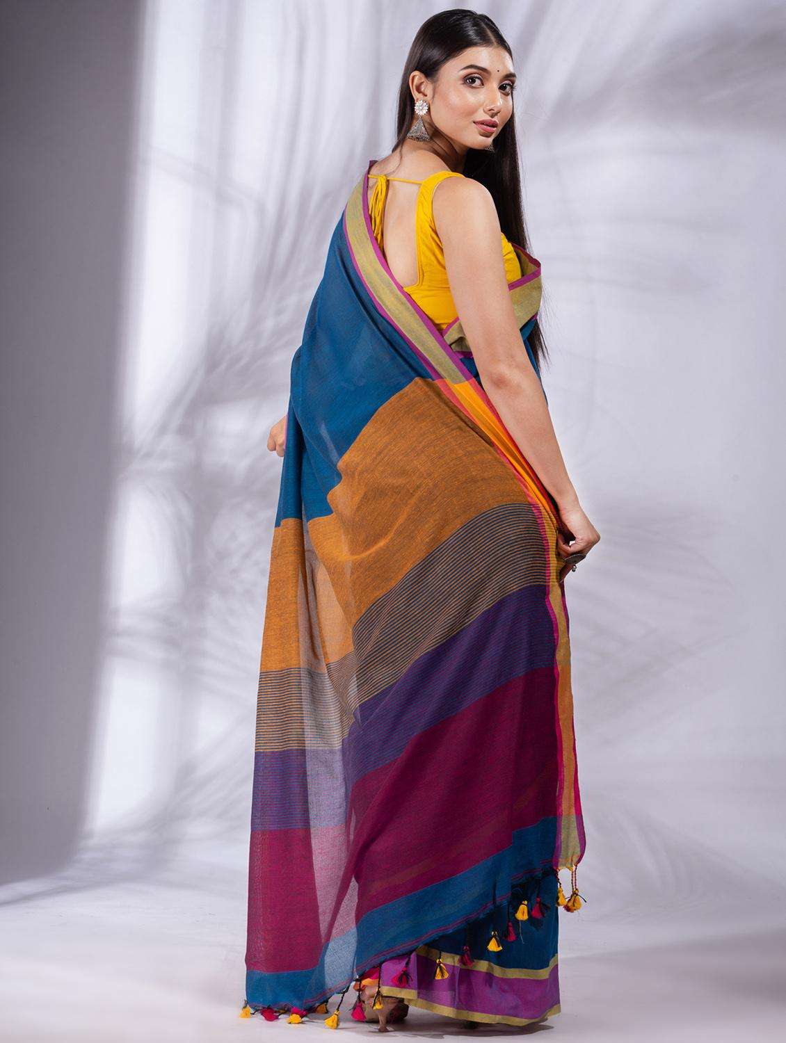 women solid with bordered handloom saree with blouse - 22045862 -  Standard Image - 1