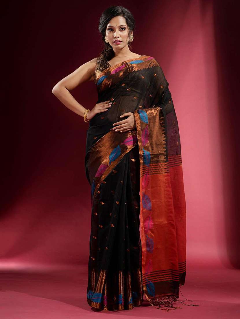 women self design handloom saree with blouse