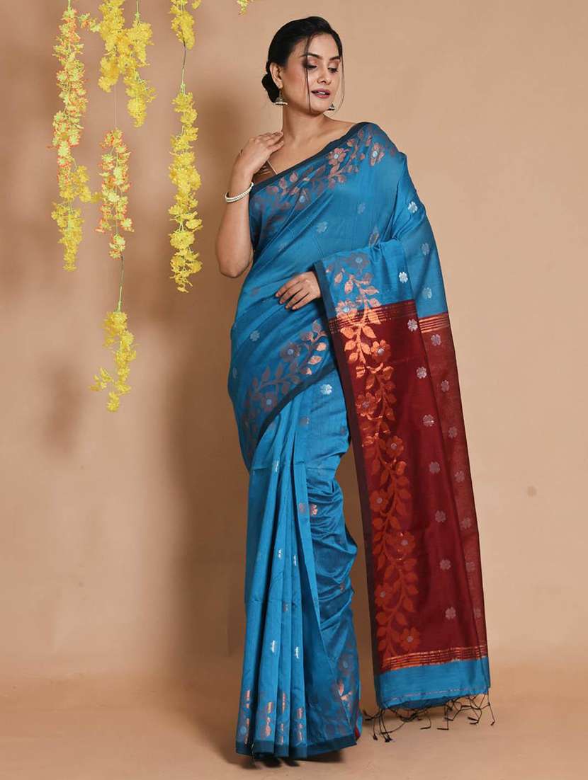 women self design bordered saree with blouse