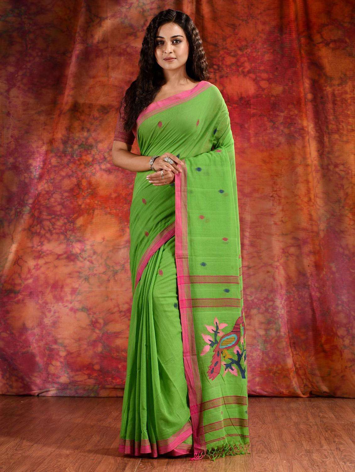 women self design handloom saree with blouse