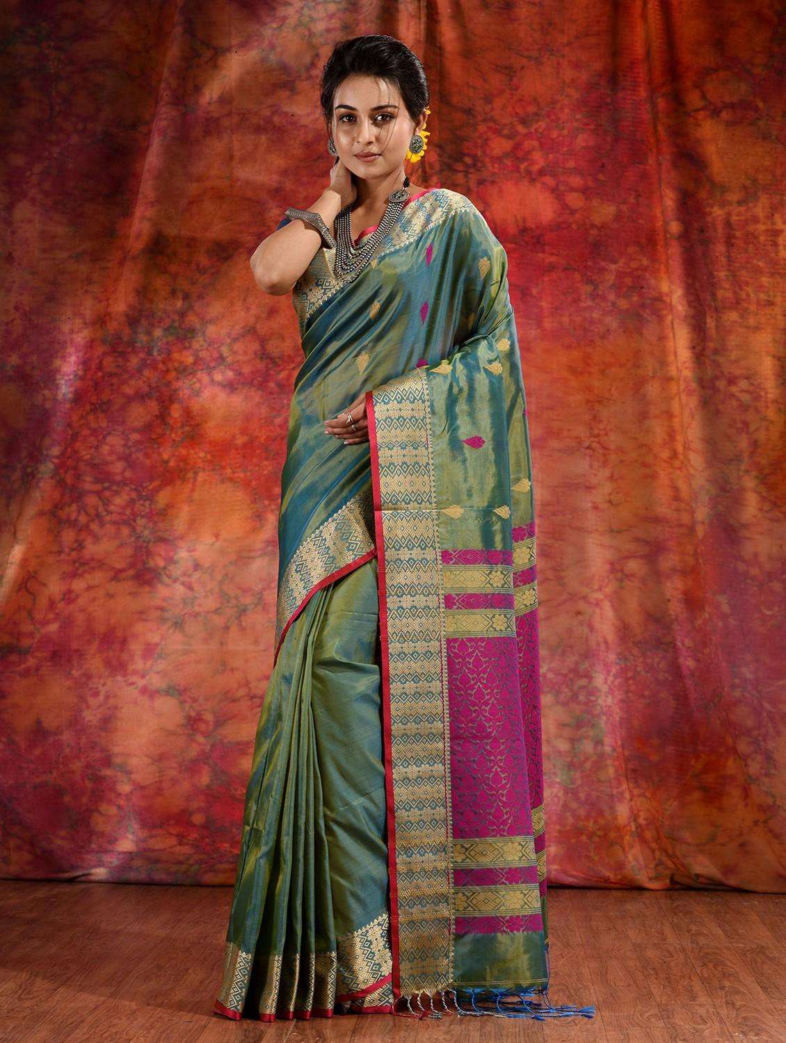 women self design bordered saree with blouse