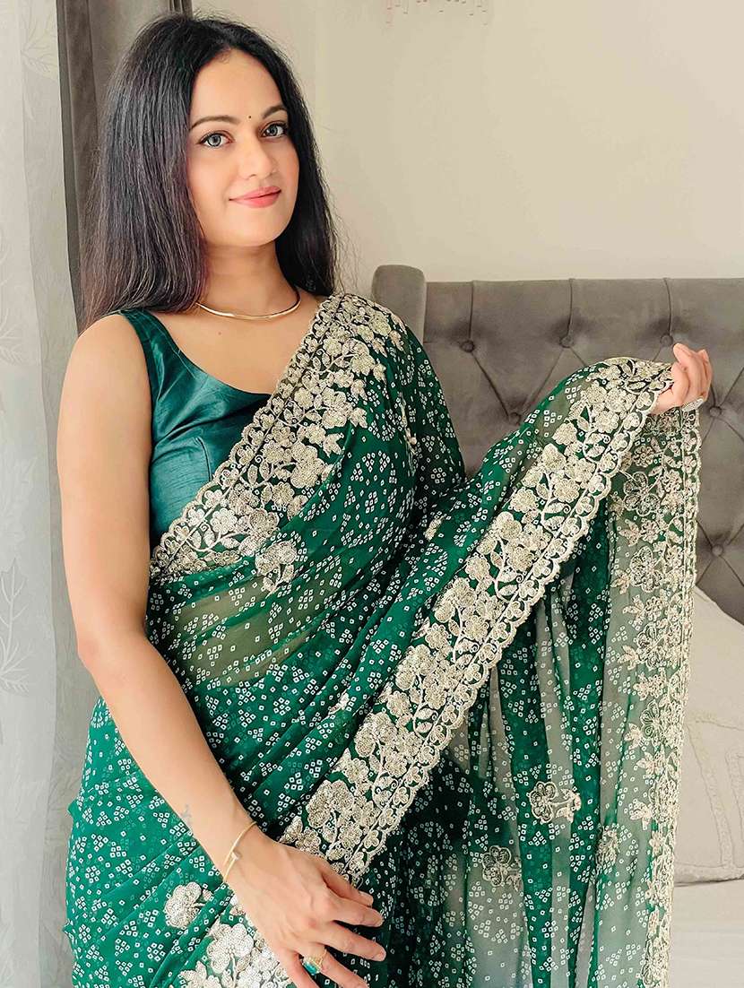 women bandhani printed bordered saree with blouse - 22047910 - Standard Image - 4