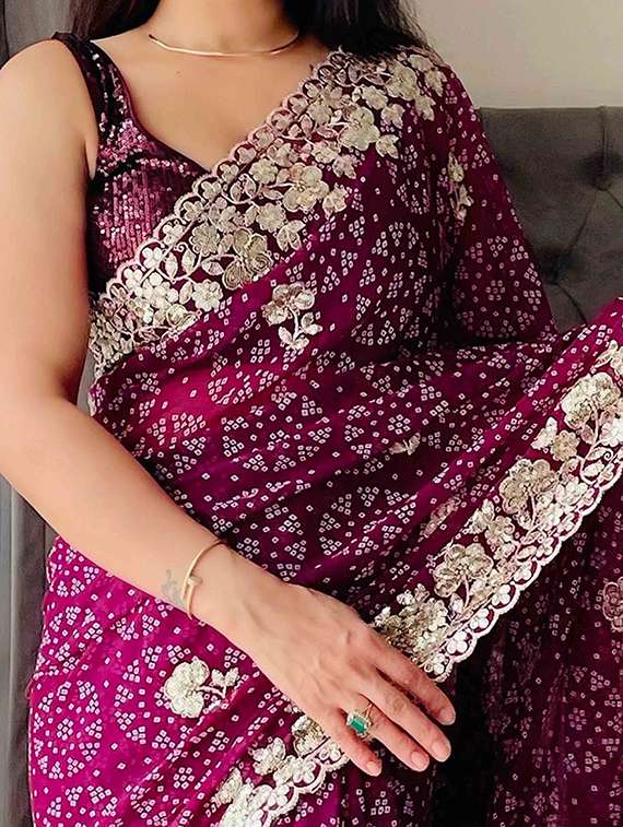 women bandhani printed bordered saree with blouse - 22047912 - Standard Image - 4