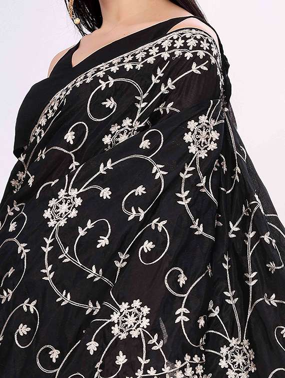 women solid with work embroidered saree with blouse - 22047915 -  Standard Image - 4