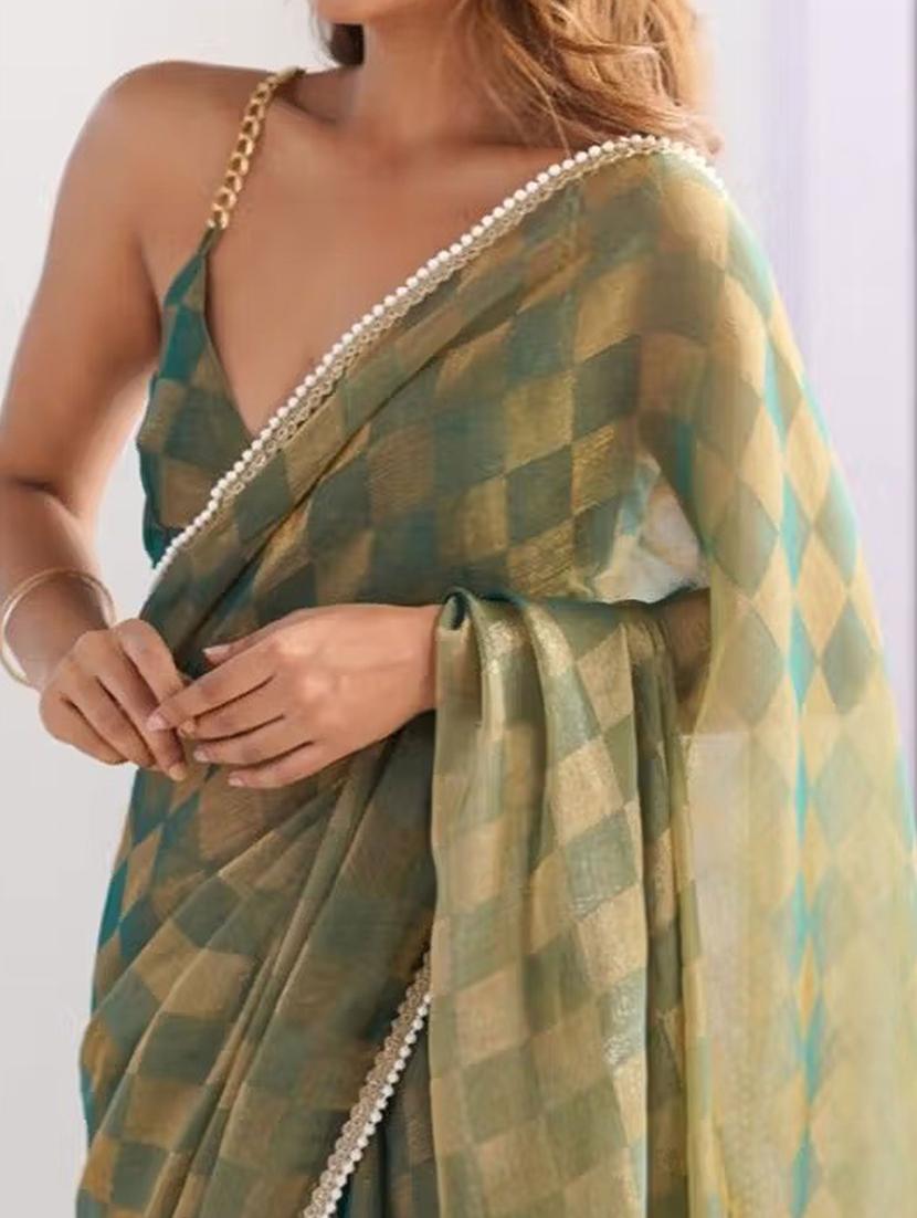 women checkered printed saree with blouse - 22048020 - Standard Image - 4