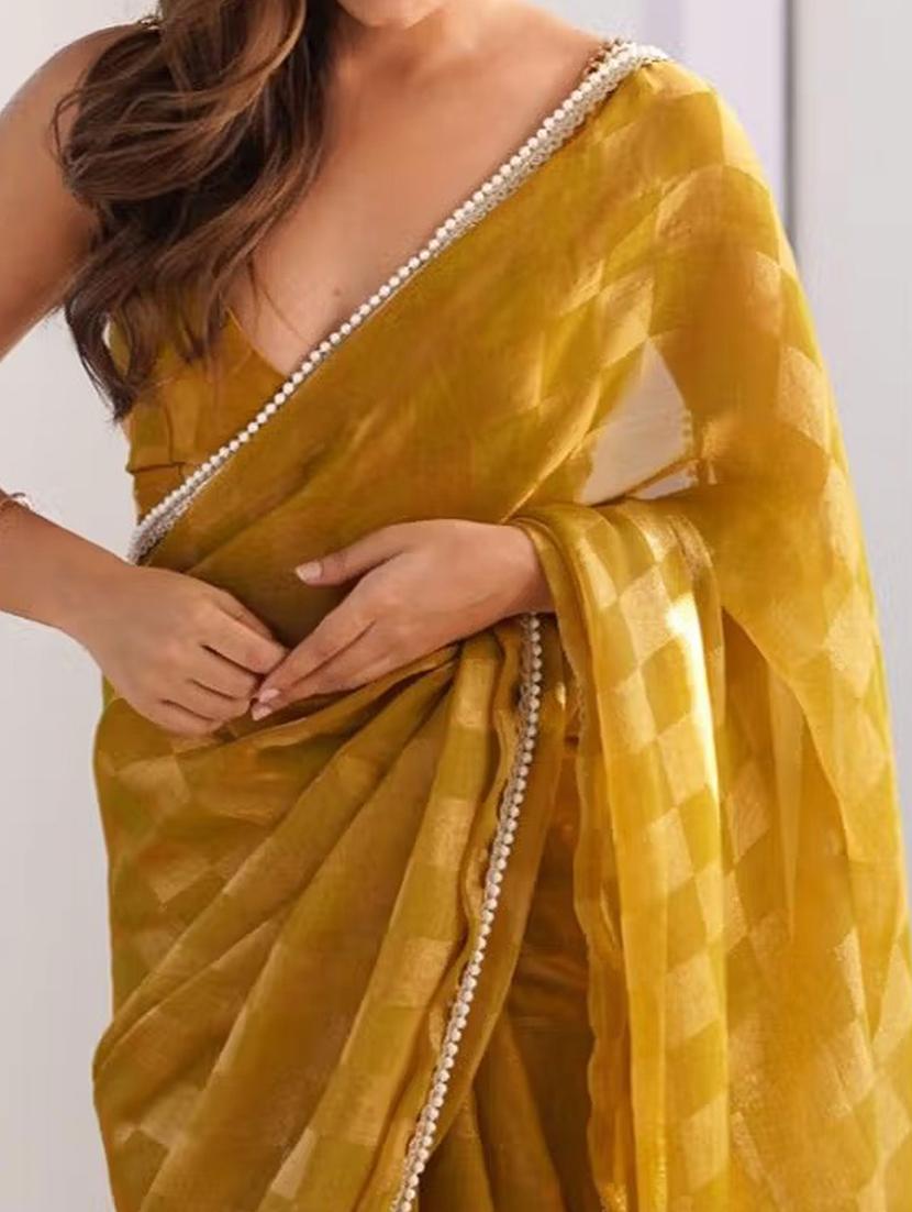 women checkered printed saree with blouse - 22048021 - Standard Image - 4