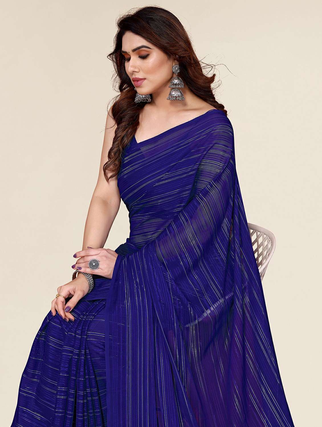 women striped plain saree with blouse - 22050039 -  Standard Image - 4